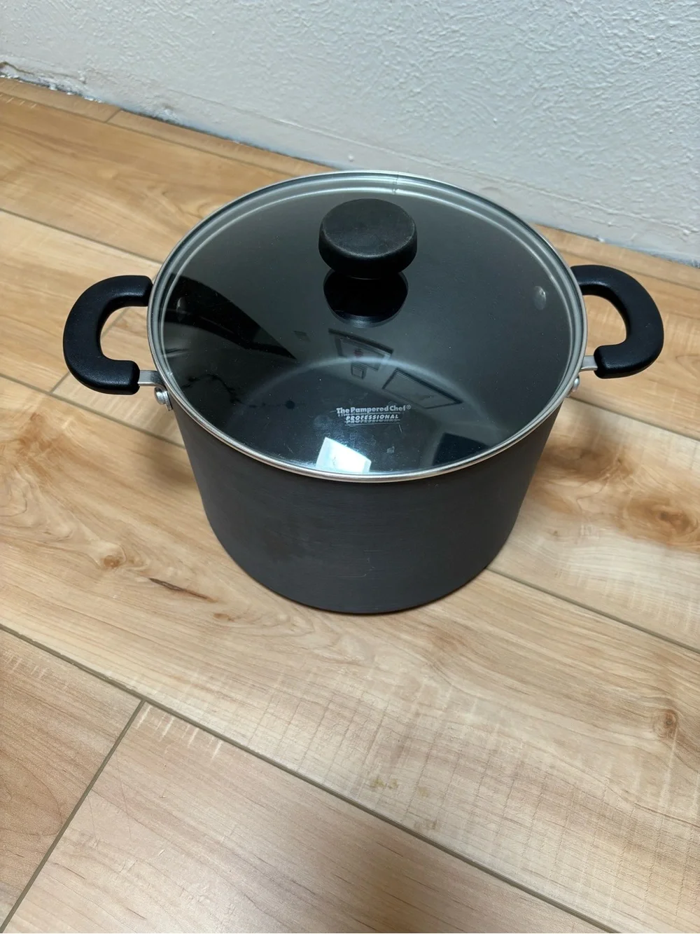 The Pampered Chef Nonstick Stockpot with Glass Lid - Black